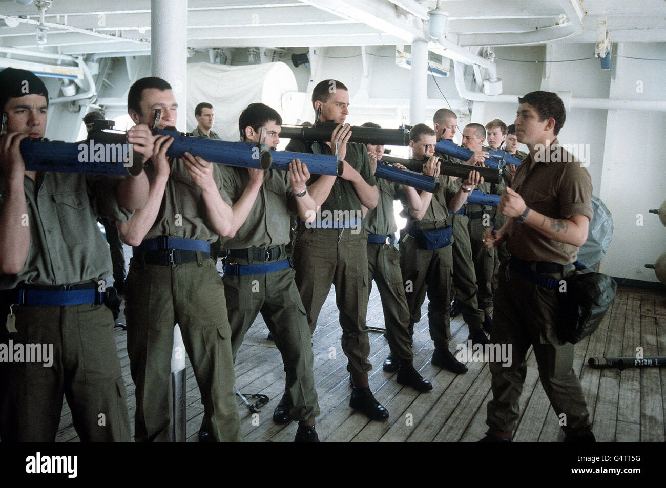 Royal Marines s'entraîne avec des armes anti-chars à bord du HMS Hermes alors qu'elle se dirige vers le sud jusqu'aux îles Falkland dans le cadre de la force opérationnelle. Banque D'Images