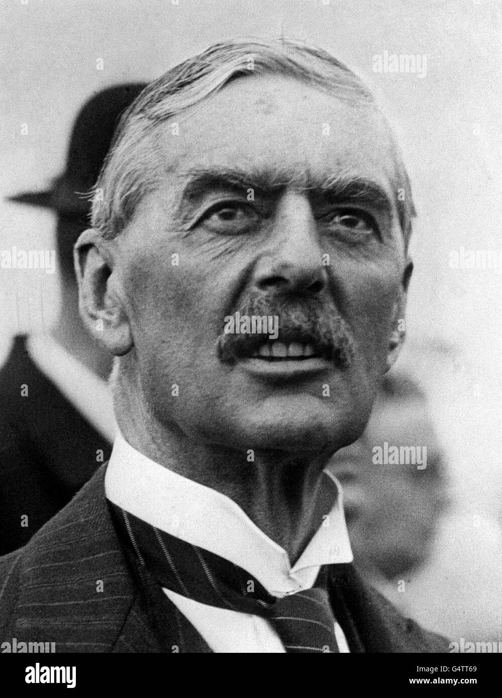 SEPTEMBRE 1938 : Neville Chamberlain (1869-1940), homme d'État conservateur britannique et Premier ministre (1937-1940) qui a poursuivi une politique d'apaisement envers l'Allemagne nazie. Après l'invasion allemande de la Pologne, il a déclaré la guerre le 3 septembre 1939. Banque D'Images
