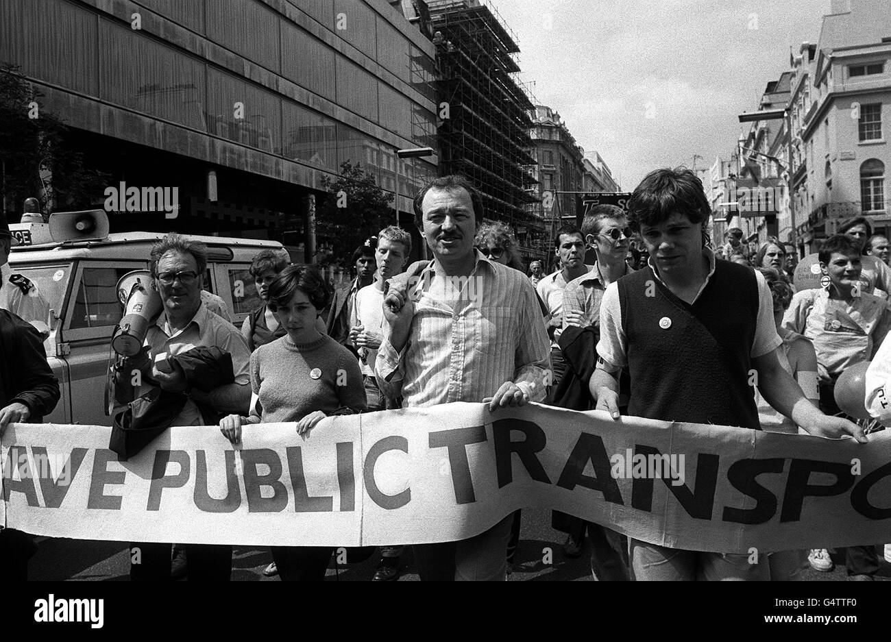 Ken Livingstone, le dirigeant du Greater London Council (deuxième à droite) à la tête d'une marche à travers Londres pour démostrer en faveur des subventions aux transports publics et des investissements gouvernementaux. Banque D'Images