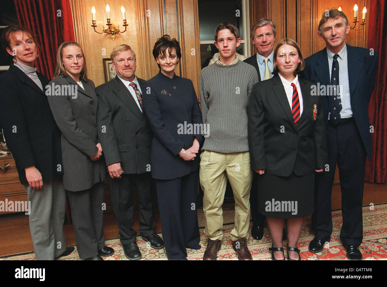 (G-D) Mme Alison Pollok, Mlle Barbara Ellis, M. John Gillan, Cherie Blair, M. Christian Crowther-Smith, M. Phillip Herriman, Mlle Tamsyn Gillan et Devon West et M. John Burnett, député de Torridge, lors d'une fête de thé au n° 10 Downing Street à Londres. Banque D'Images