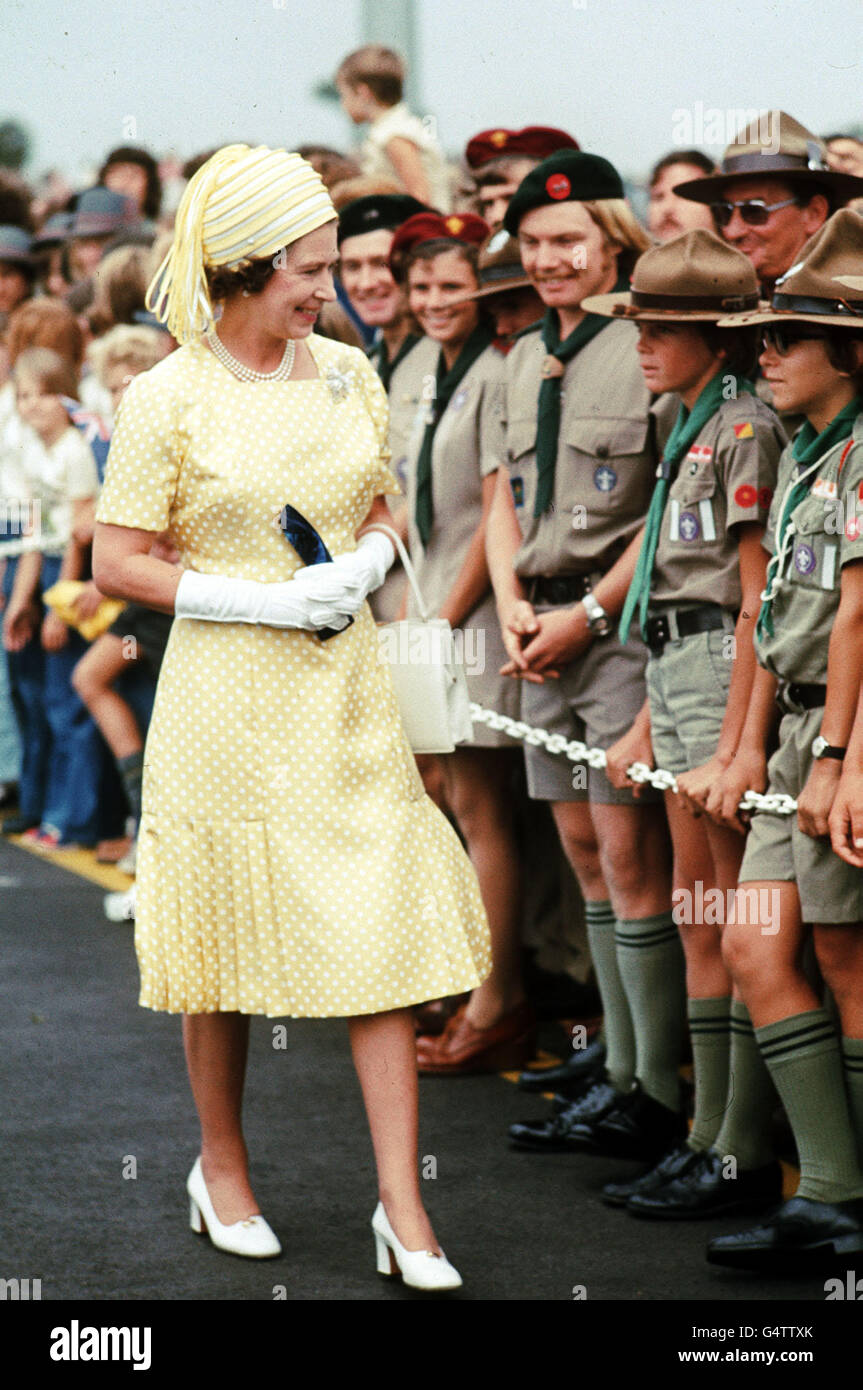 La reine Elizabeth II rencontre des scouts de garçons à leur arrivée à Brisbane, lors de sa visite du Jubilé d'argent en Australie. Banque D'Images