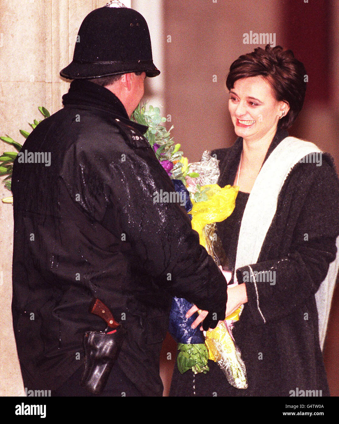 L'épouse du Premier ministre Tony Blair, Cherie, reçoit des fleurs ...