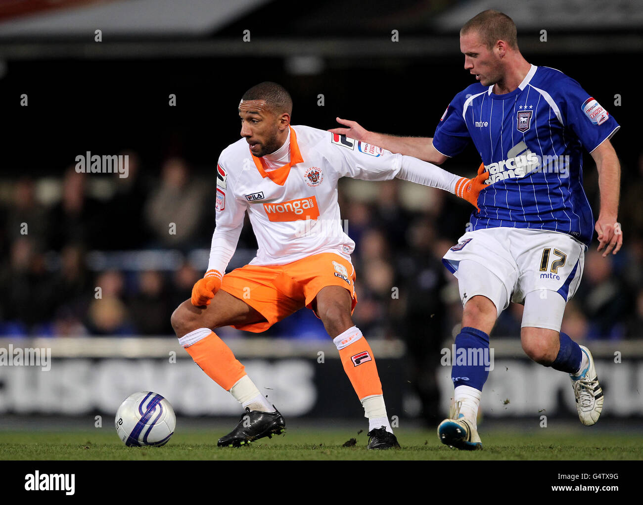 Elliott Grandin de Blackpool détient Andy Drury (à droite) de la ville d'Ipswich lors du match de championnat de npower à Portman Road, Ipswich. Banque D'Images