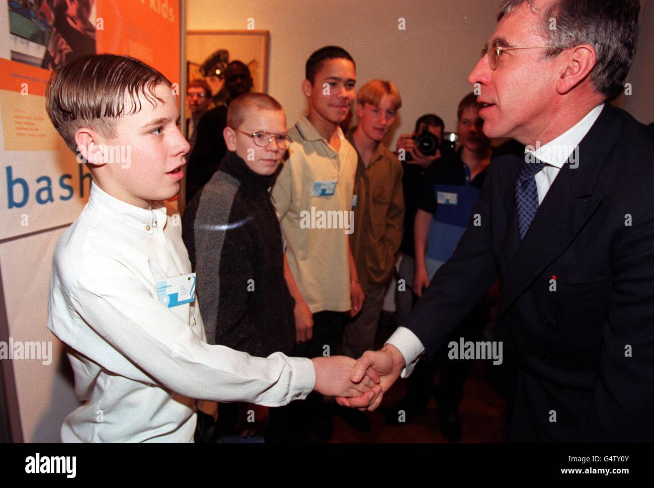 Le secrétaire à l'accueil Jack Straw se serre la main avec Leslie Buddington, du « Bash Street Kids » Sheffield, pour assister aux prix Philip Lawrence au Cochrane Theatre, à Londres.* le système de prix national a été mis en place pour reconnaître les réalisations exceptionnelles de la bonne citoyenneté par les jeunes. Banque D'Images