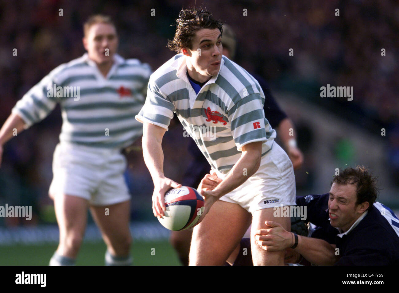 Angus Innes (au centre), capitaine de Cambridge, est arrêté par Kurt Shuman (à droite) d'Oxford, un américain, lors de son match annuel de rugby Oxford/Cambridge à Twickenham, Londres. Oxford gagné par 16-13. Banque D'Images