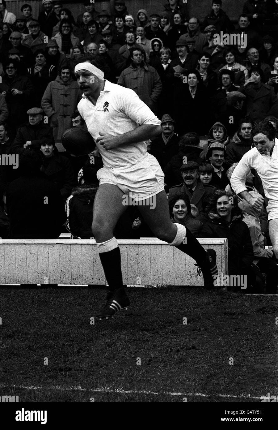 Photo d'action de Bill Beaumont, capitaine de l'Union de rugby en Angleterre.Bob Weighill, secrétaire de la Rugby football Union, a annoncé la décision de Beaumont de cesser de fumer, d'autres investigations neurologiques ont révélé la preuve d'une vieille blessure à la base de son crâne. Banque D'Images