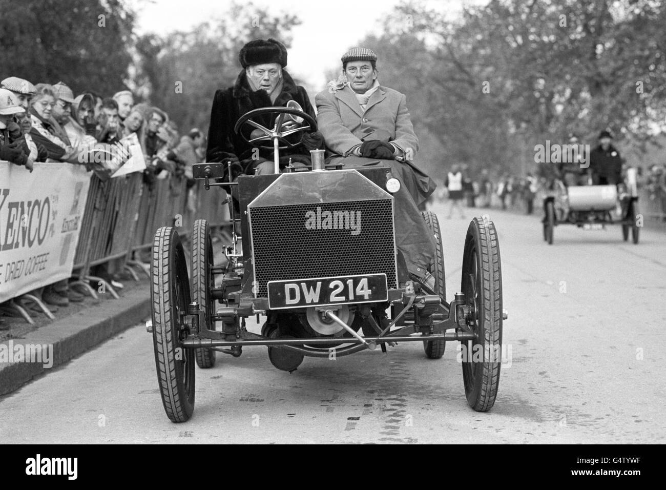 L'ancien secrétaire aux Transports Paul Channon prend le siège passager dans un Napier 1903 conduit par Lord Montagu dans Hyde Parr à Londres. Ils se sont mis en route pour la course annuelle entre Londres et Brighton Veteran car. Banque D'Images