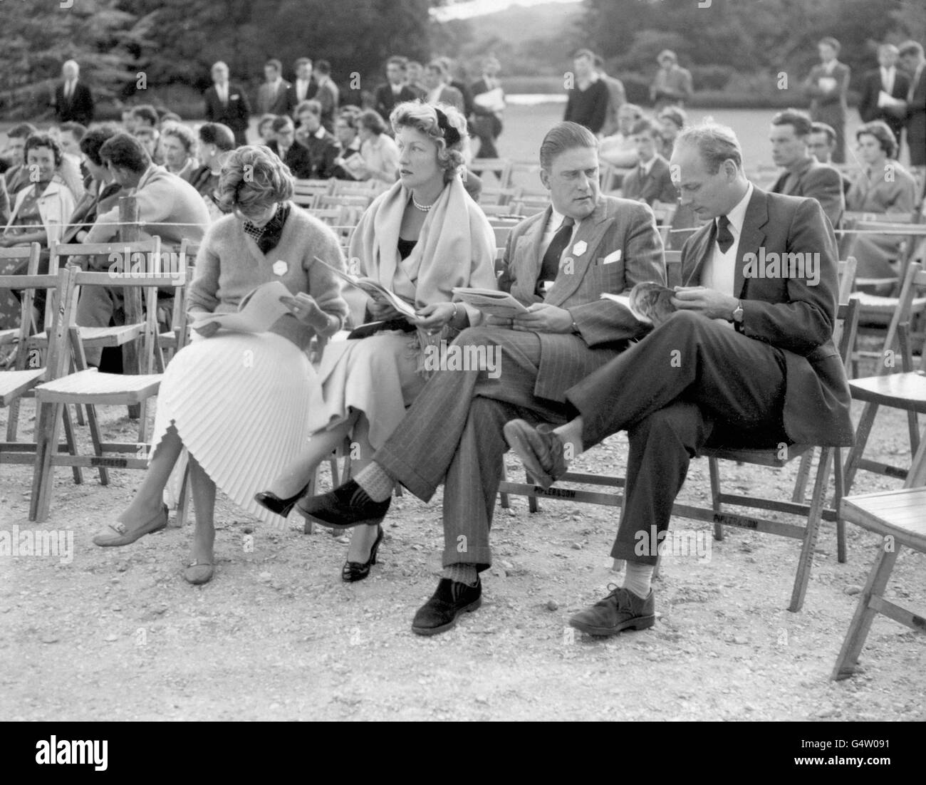 Lord Montagu, à droite, accompagné de Gerald Lascelles et de son épouse, lors de la séance d'ouverture du deux jours du Beaulieu Jazz Festival.Le Festival a été lancé comme contrepartie du festival annuel de jazz de Newport en Amérique. Banque D'Images