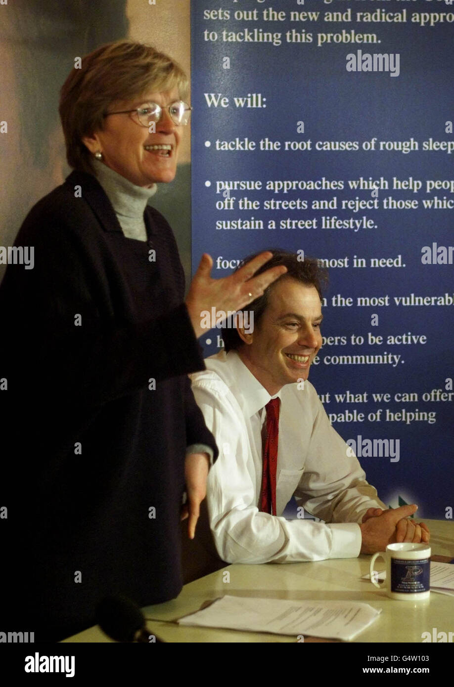 Le Premier ministre britannique Tony Blair est présenté par Hilary Armstrong, du ministère de l'Environnement, des Transports et des régions, lors d'une conférence de presse tenue à St. Martin's-in-the-Field, Londres. * St. Martin, renommé pour son unité de soins sociaux qui offre de la nourriture, des vêtements et une douche aux personnes dormant dans la rue, a été choisi par le gouvernement britannique pour le dévoilement de son nouveau programme pour aider les sans-abri. Banque D'Images