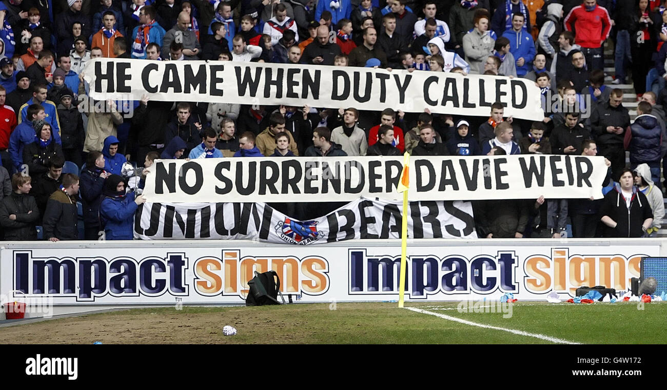 Les Rangers rendent hommage à David Weir lors du match de la Clydesdale Bank Scottish Premier League au stade Ibrox, à Glasgow. Banque D'Images