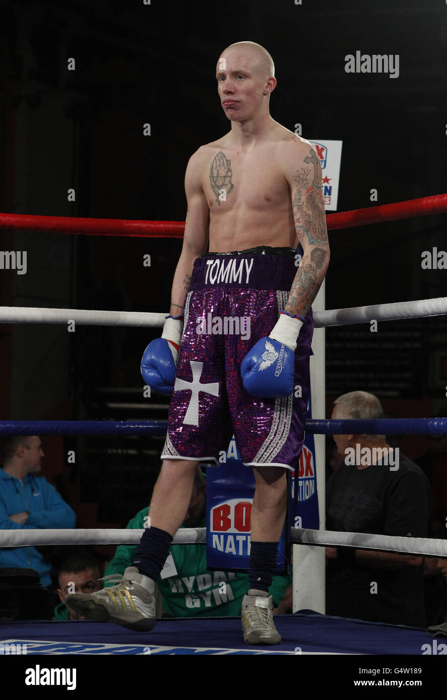 Tom Caurus avant son concours de poids de Featherweight contre Robin Deakin Banque D'Images