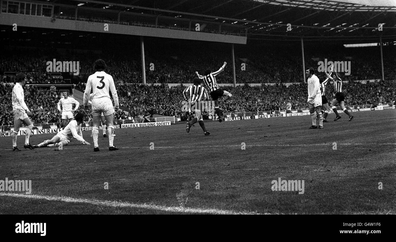 PA News photo 5/5/73 Leeds United Players, y compris Trevor Cherry (No.3), regardez la haute roqueries de Sunderlands Ian Portersfield (No.10) après avoir marqué le seul but de la finale de la coupe FA. Banque D'Images