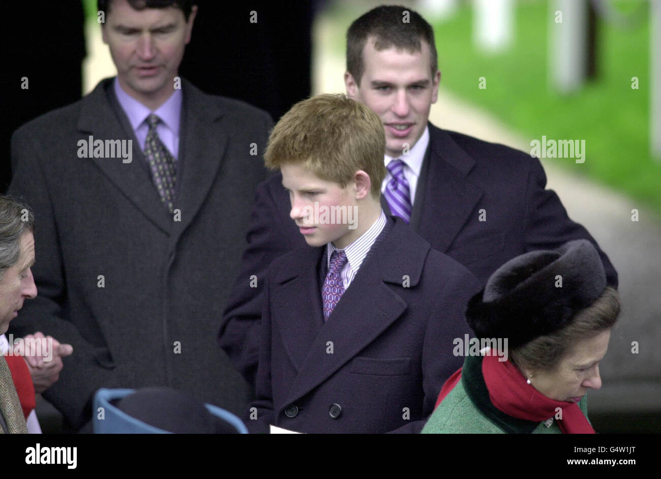 Le prince Harry (au centre), le commandant Tim Laurence, Peter Phillips et la princesse Anne (G-D) arrivent à l'église paroissiale de Sandringham pour leur service traditionnel le jour de Noël. Banque D'Images