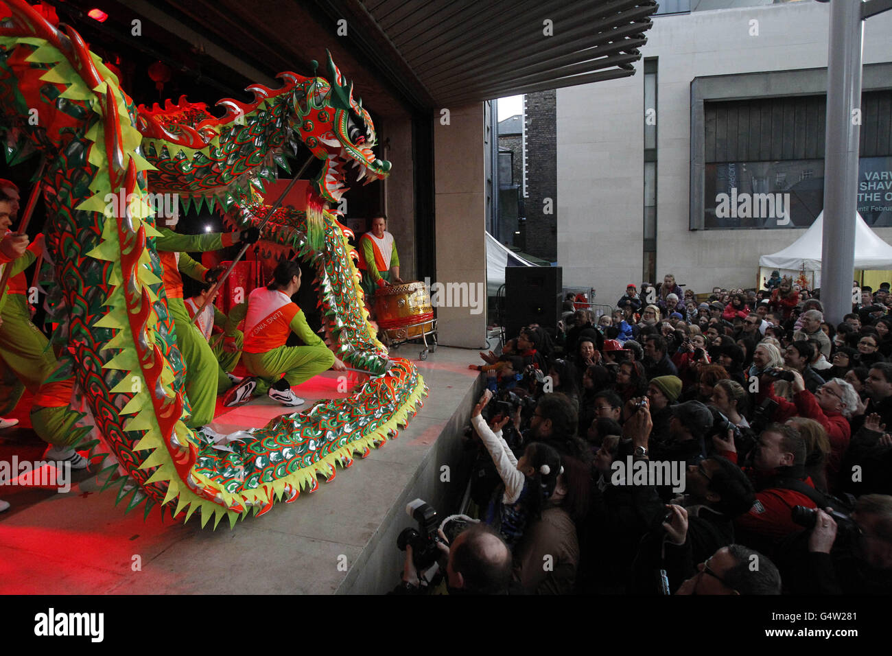 Les artistes se produisent avec un dragon chinois à motifs irlandais spécialement commandé, alors que des centaines de personnes se sont rassemblées à Meeting House Square, à Dublin, dans le cadre du festival du nouvel an chinois. Banque D'Images