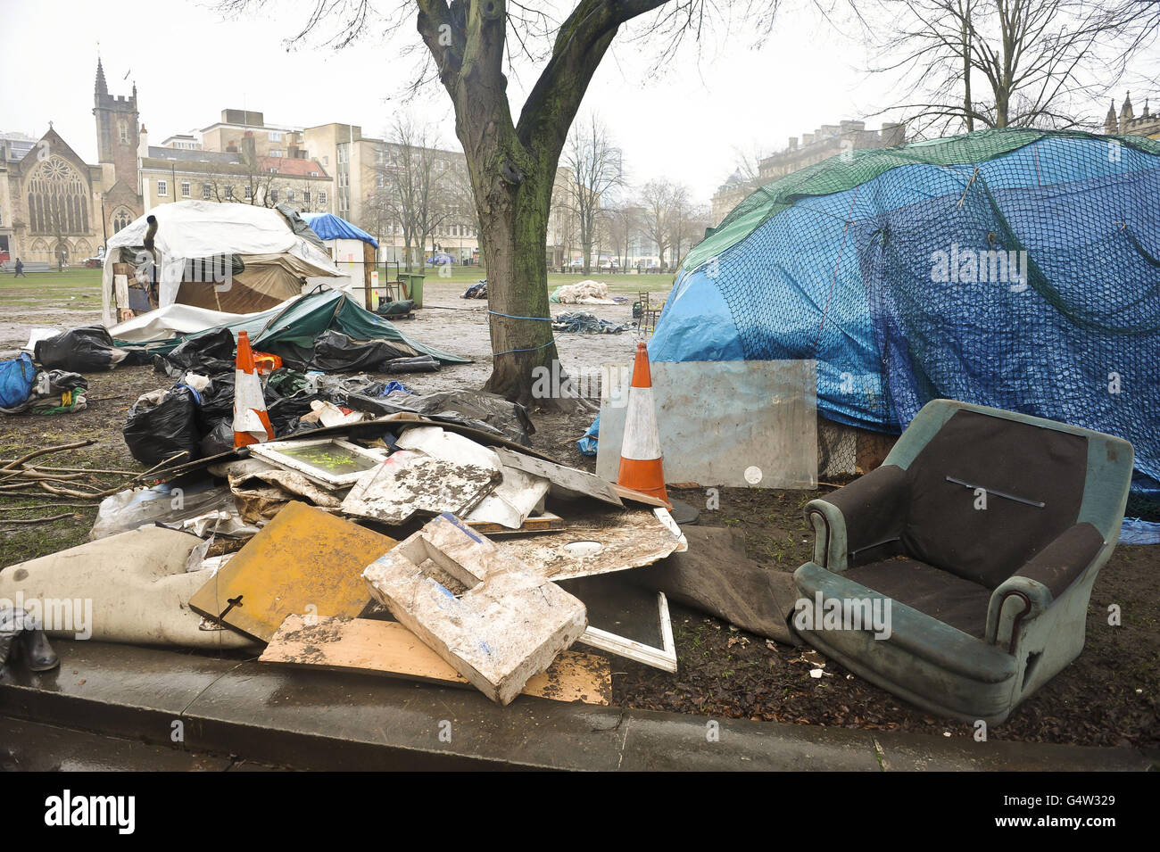 Structures de boue, de déchets et de tarpauline, litière College Green, Bristol, où le mouvement Occupy Bristol est campé depuis octobre 2011. Banque D'Images