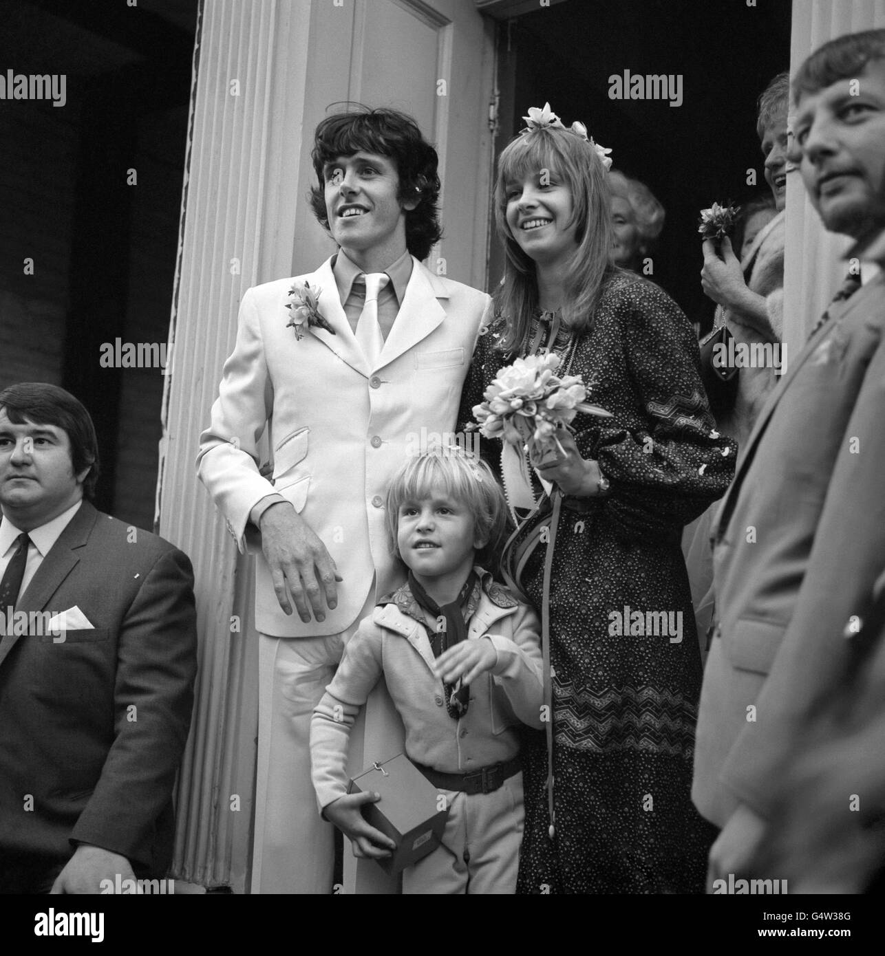 Le chanteur Donovan épouse Lynda Lawrence, âgée de 23 ans, au bureau d'enregistrement de Windsor. Son fils, Julian, âgé de six ans, se tient devant le couple heureux. Banque D'Images