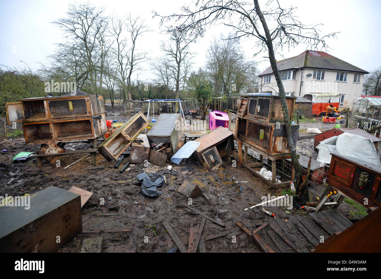 Une vue générale de l'arrière de Crunchy's Rescue à Longworth, près d'Abingdon, après que des dizaines d'animaux ont été retirés de l'organisme de bienfaisance animal pendant le week-end par la RSPCA. Banque D'Images