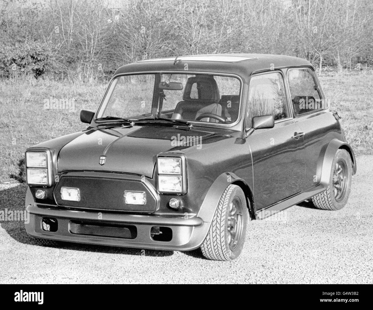 30,000, les ajouts sont un barrage d'air profond, des phares carrés, des passages de roues évasés, des jupes latérales, des tapis wilton, des fenêtres électriques et la climatisation complète Banque D'Images