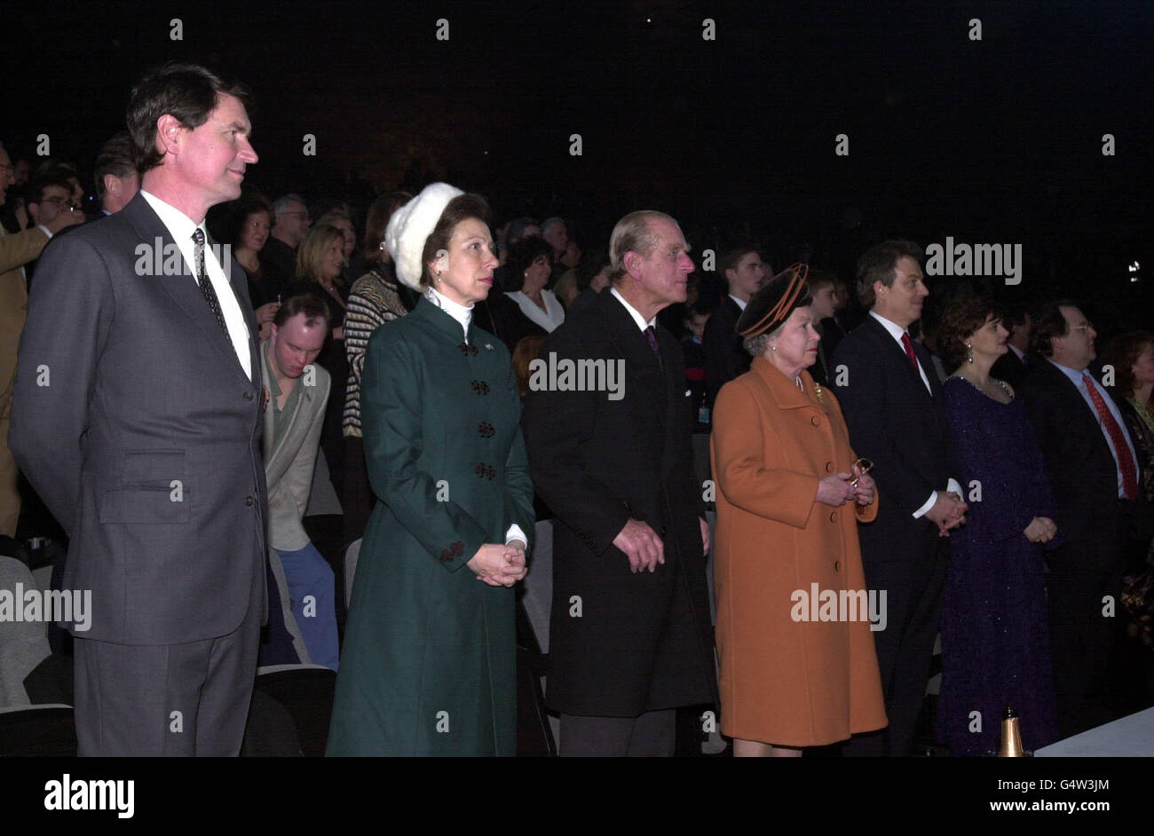 La reine Elizabeth II (au centre) de Grande-Bretagne avec le duc d'Édimbourg, la princesse royale (2e à gauche), le commandant Tim Laurence (à gauche), le Premier ministre Tony Blair et sa femme Cherie lors des célébrations d'ouverture au Millennium Dome de Greenwich, dans le sud-est de Londres. Banque D'Images