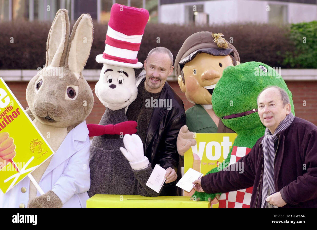 Acteur et auteur Nigel Planer (au centre), avec le lauréat pour enfants Quentin Blake (R), à la British Library pour voter pour l'auteur préféré du pays.Ils ont été rejoints par des personnages fictifs des livres pour enfants.* (gauche-droite) Peter Rabbit, le chat dans le chapeau, Percy le Park-Keeper, et Dilly le Dinosaur, comme ils ont fait leur choix pour le prix, qui sera annoncé le 10 mars 2000. Banque D'Images