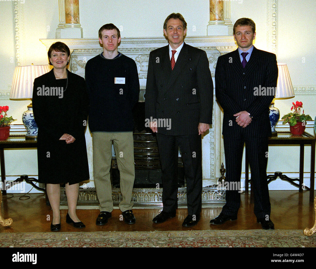 La ministre de l'emploi, Tessa Jowell (L), a emmené les employeurs et les travailleurs du programme New Deal au 10 Downing Street, pour rencontrer le premier ministre Tony Blair.*Philip Pearce (deuxième à partir de la gauche), 21 ans, un nouveau concessionnaire de Whitland, dans l'ouest du pays de Galles, est actuellement employé comme entreprise de production de St Ivel à Carmarthen.Paul Williams (à droite), 26 ans, nouveau concessionnaire de Swansea et diplômé en droit, a obtenu son premier emploi dans le département de logement du Conseil municipal de Swansea et travaille actuellement pour Trax. Banque D'Images