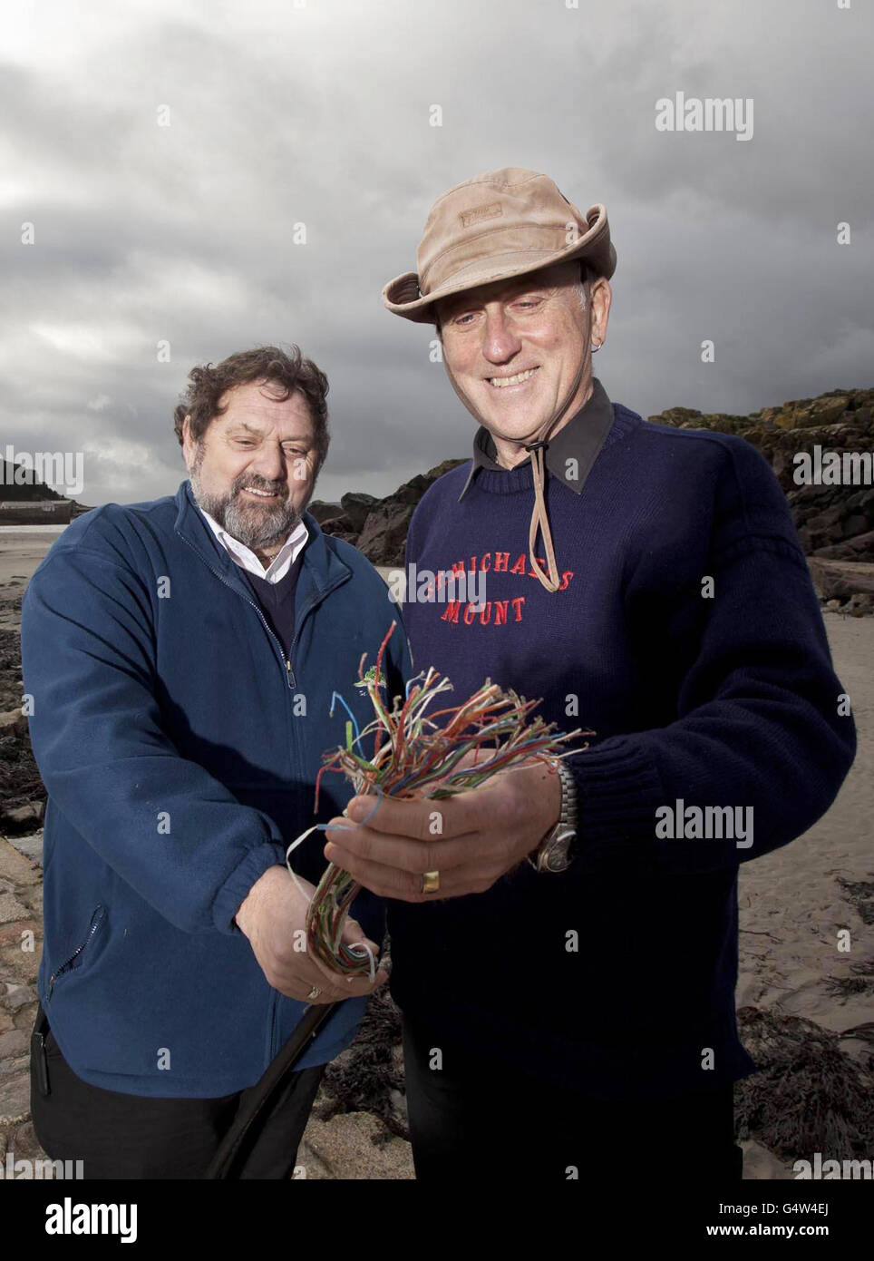 Islanders Keith Murch (Harbourmaster, à droite) et Bob Hunt (à gauche) le guide principal du mont St Michael's, en Cornouailles, photographié comme super-rapide Internet, est arrivé à ce monument historique, grâce au partenariat Superfast Cornwall de plusieurs millions de livres - financé par l'UE, BT et le Conseil de Cornwall. Banque D'Images