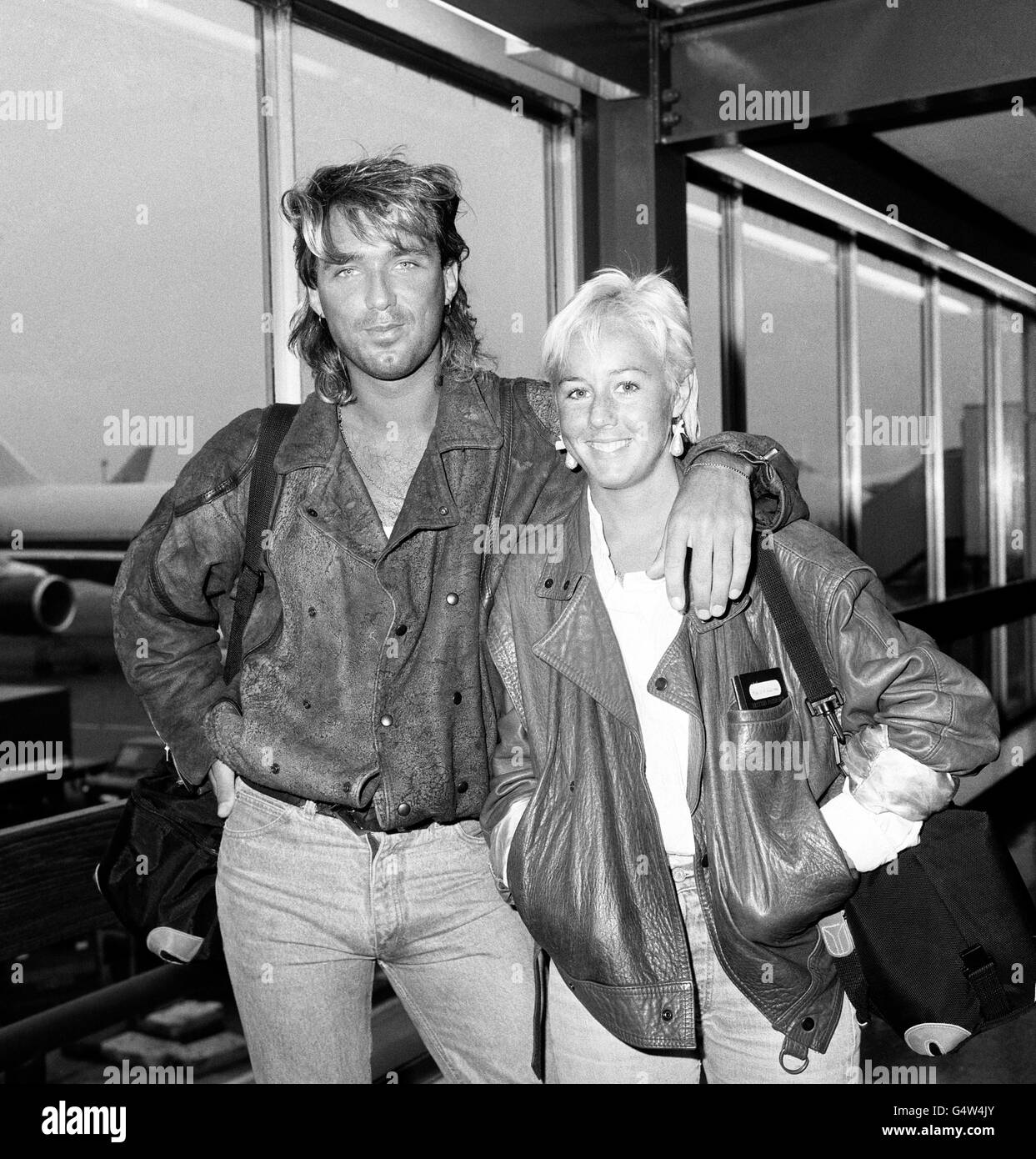 Spandau Ballet bassiste Martin Kemp et épouse Shirley à l'aéroport de Heathrow à Londres après avoir pris l'avion de New York. Banque D'Images