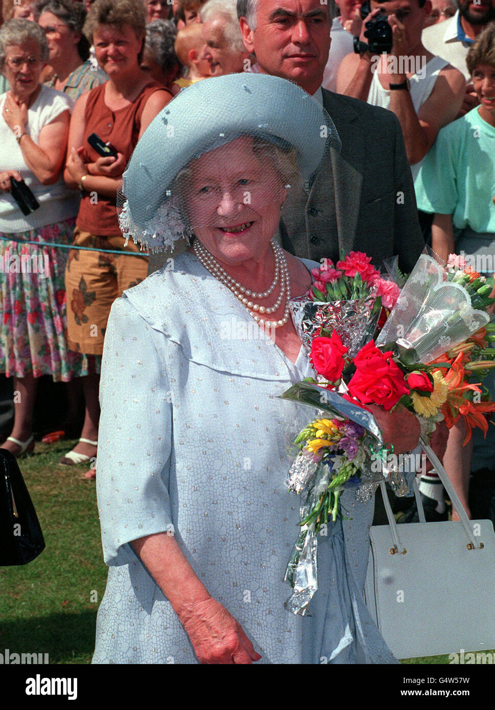 La Reine mère rencontre des adeptes à son 91e anniversaire, à l'extérieur de l'église paroissiale de Sandringham. Banque D'Images