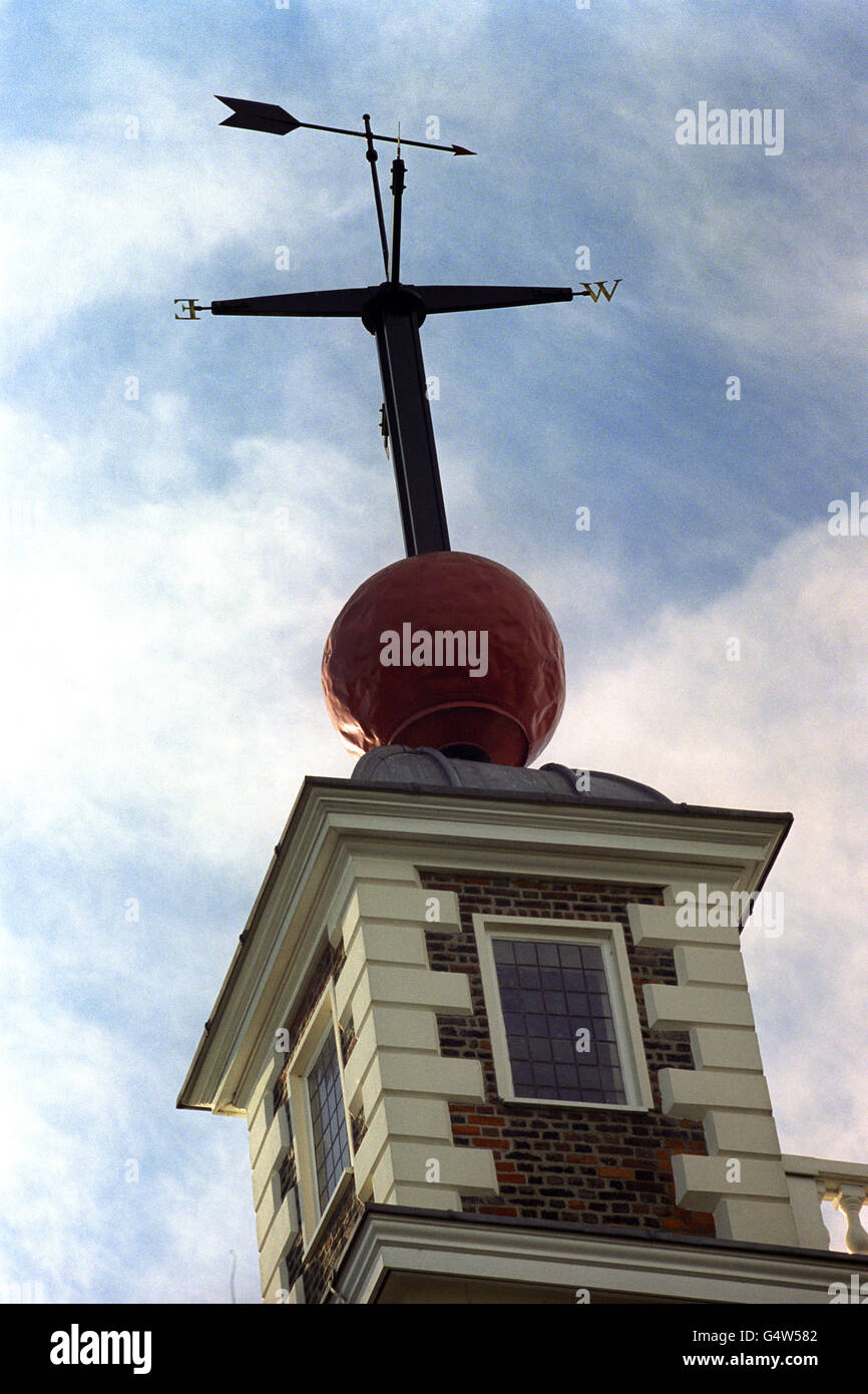 Une girouette sur le toit de l'ancien Observatoire royal de Greenwich, dans l'est de Londres.L'image montre également le Time ball qui tombe à 13:00 tous les jours. Banque D'Images