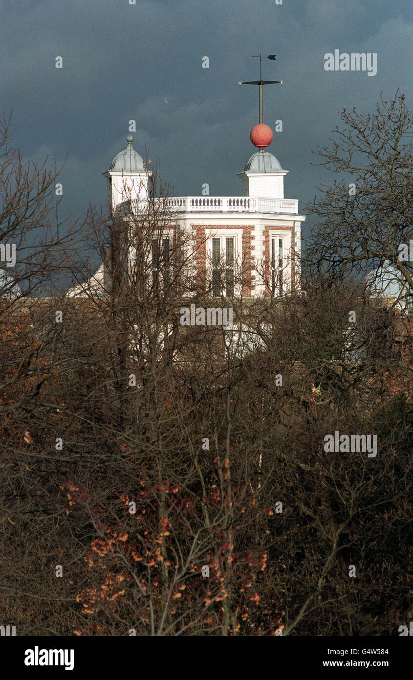 OBSERVATOIRE ROYAL DE GREENWICH : vue à travers les arbres de l'ancien Observatoire royal de Greenwich à Londres. L'Obervatory a été contraint de déménager au XXe siècle en raison de la pollution de l'air et de la lumière au-dessus de Londres. Banque D'Images