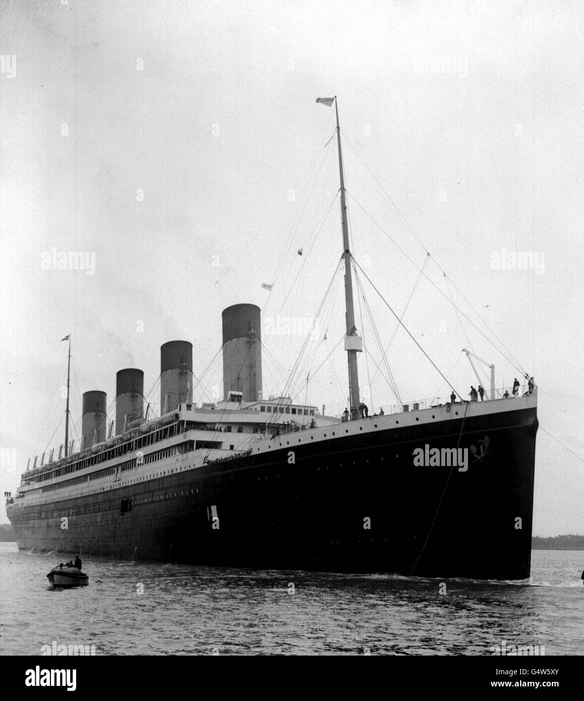 Le SS Olympic, navire jumeau du Titanic, arrive sur les quais de Southampton en 1924. Banque D'Images