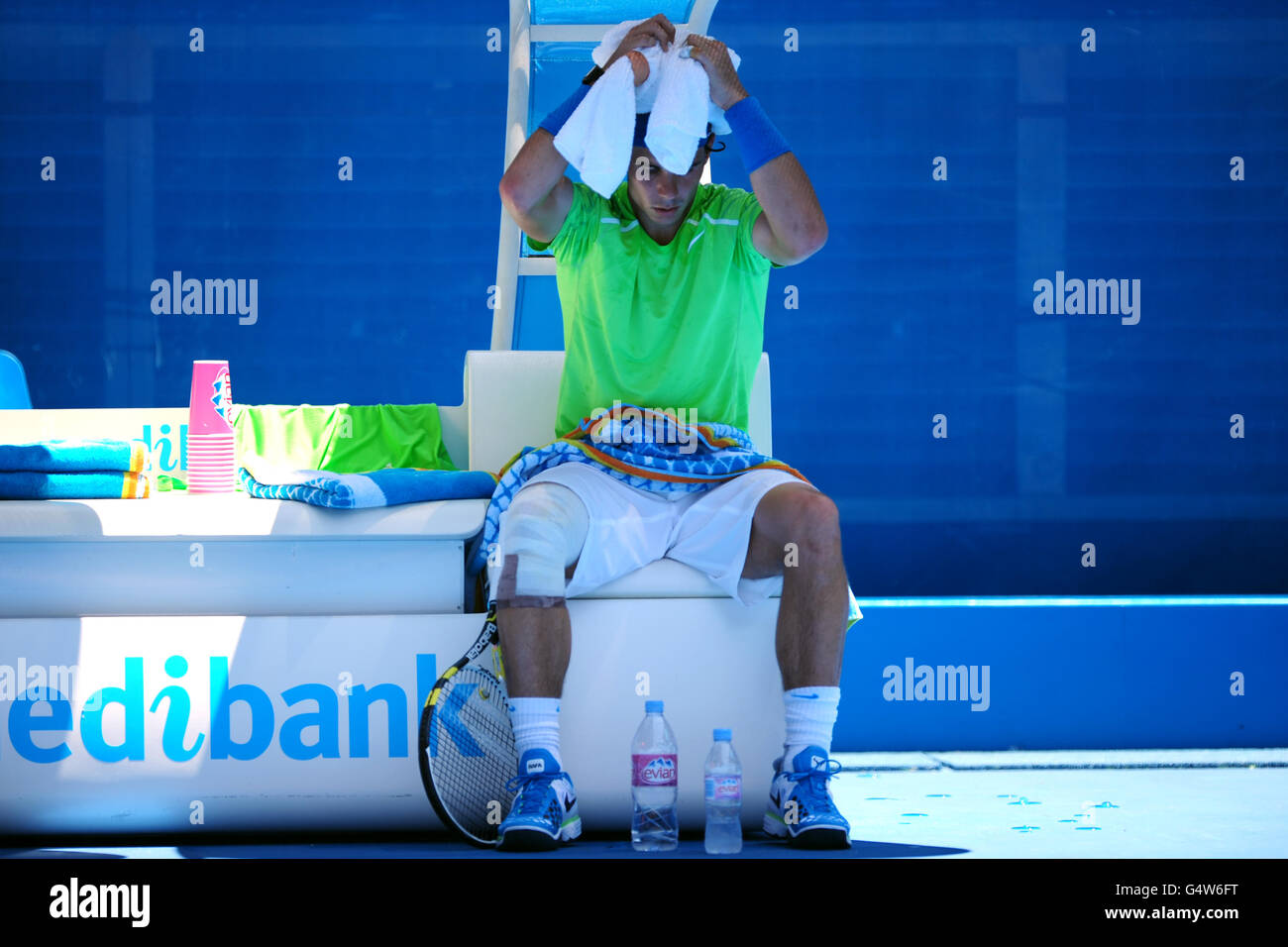 Rafael Nadal d'Espagne change de maillot alors qu'il était assis sur son président pendant son match contre Feliciano Lopez d'Espagne Banque D'Images