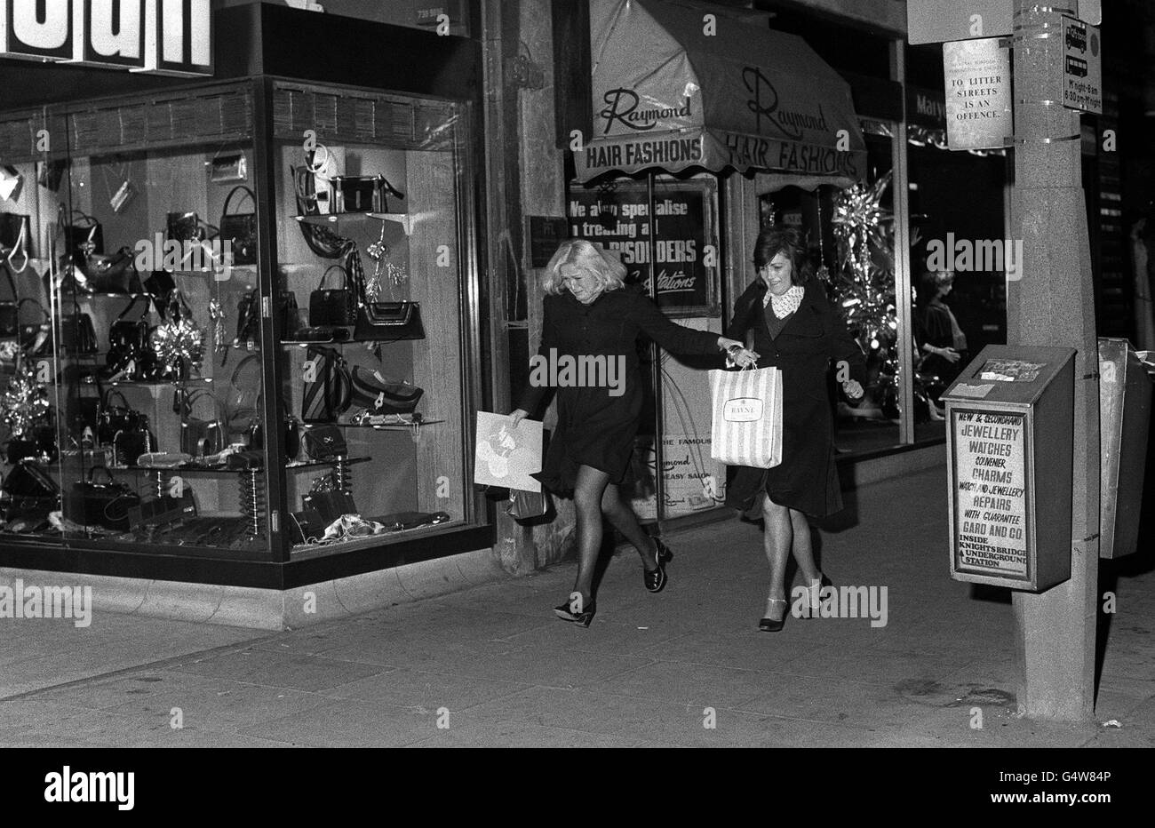 Deux femmes courent le long de Knightsbridge peu de temps après qu'une bombe a explosé dans le magasin Harrods. La bombe a mis le feu au deuxième étage du grand magasin. Un avertissement a été donné et il n'y a aucun rapport de pertes. Banque D'Images