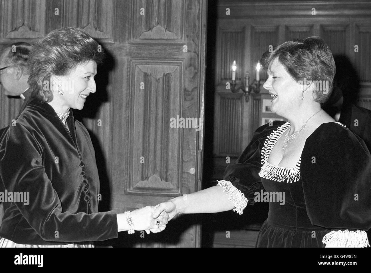 La princesse Alexandra, à gauche, accueille Rosalind Runcie, épouse de l'archevêque de Canterbury, à son arrivée au Palais Lambeth où Mme Runcie devait être pianiste à l'Orchestre philharmonique royal dans la Grande salle pour un concert à l'appui de l'EFC/Oxford Mission Appeal. Banque D'Images