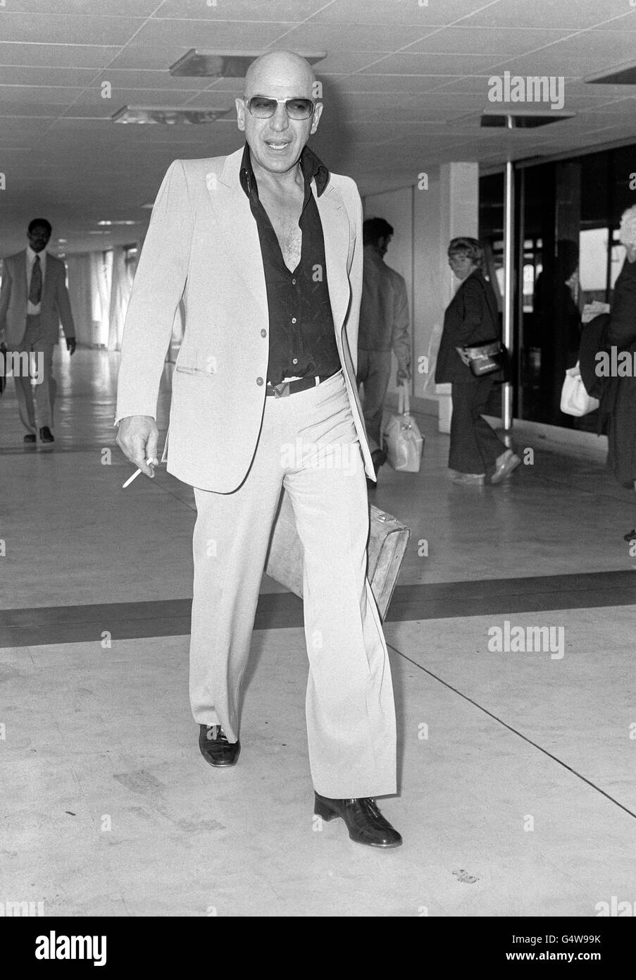 Acteur Telly Savalas à l'aéroport de Londres Heathrow après son arrivée de Los Angeles, Californie, États-Unis, en route pour l'Afrique du Sud où il doit faire un film. Banque D'Images Acteur Telly Savalas à l'aéroport de Londres Heathrow après son arrivée de Los Angeles, Californie, États-Unis, en route pour l'Afrique du Sud où il doit faire un film. Banque D'Images
