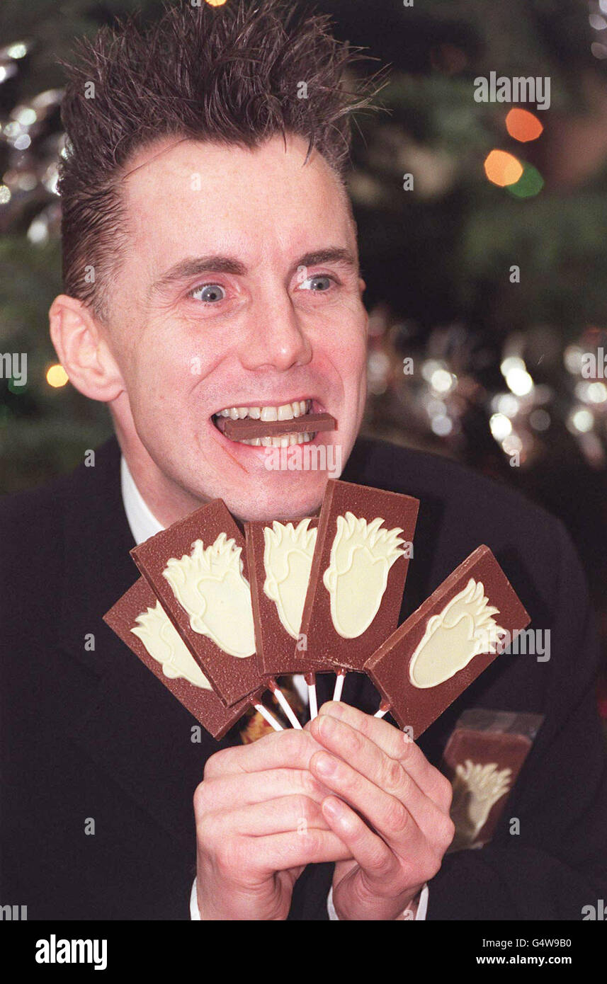 Gary Rhodes, le chef de la télévision, s'emboîte sur une boisson chocolatée de Thornton avec son visage au Festival international du chocolat de Londres. Les loulies sont en vente pendant le festival et tous les profits doivent être donnés à la Société des enfants. Banque D'Images Gary Rhodes, le chef de la télévision, s'emboîte sur une boisson chocolatée de Thornton avec son visage au Festival international du chocolat de Londres. Les loulies sont en vente pendant le festival et tous les profits doivent être donnés à la Société des enfants. Banque D'Images