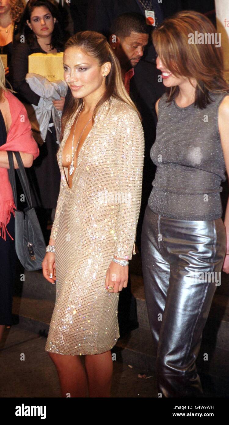 L'actrice et chanteuse américaine Jennifer Lopez (à gauche) portant une robe  de soirée Versace avec sa sœur Leslie, qui arrive aux VH-1 Fashion Awards  qui se tiennent à l'Armory à New York