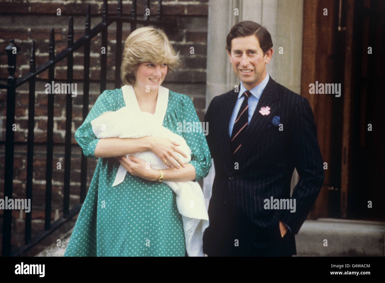 21 Juin Ce Jour En 19 Le Prince William Est Ne Le Prince Et La Princesse De Galles Quittent L Aile Lindo A L Hopital St Mary S Apres La Naissance De Leur Bebe