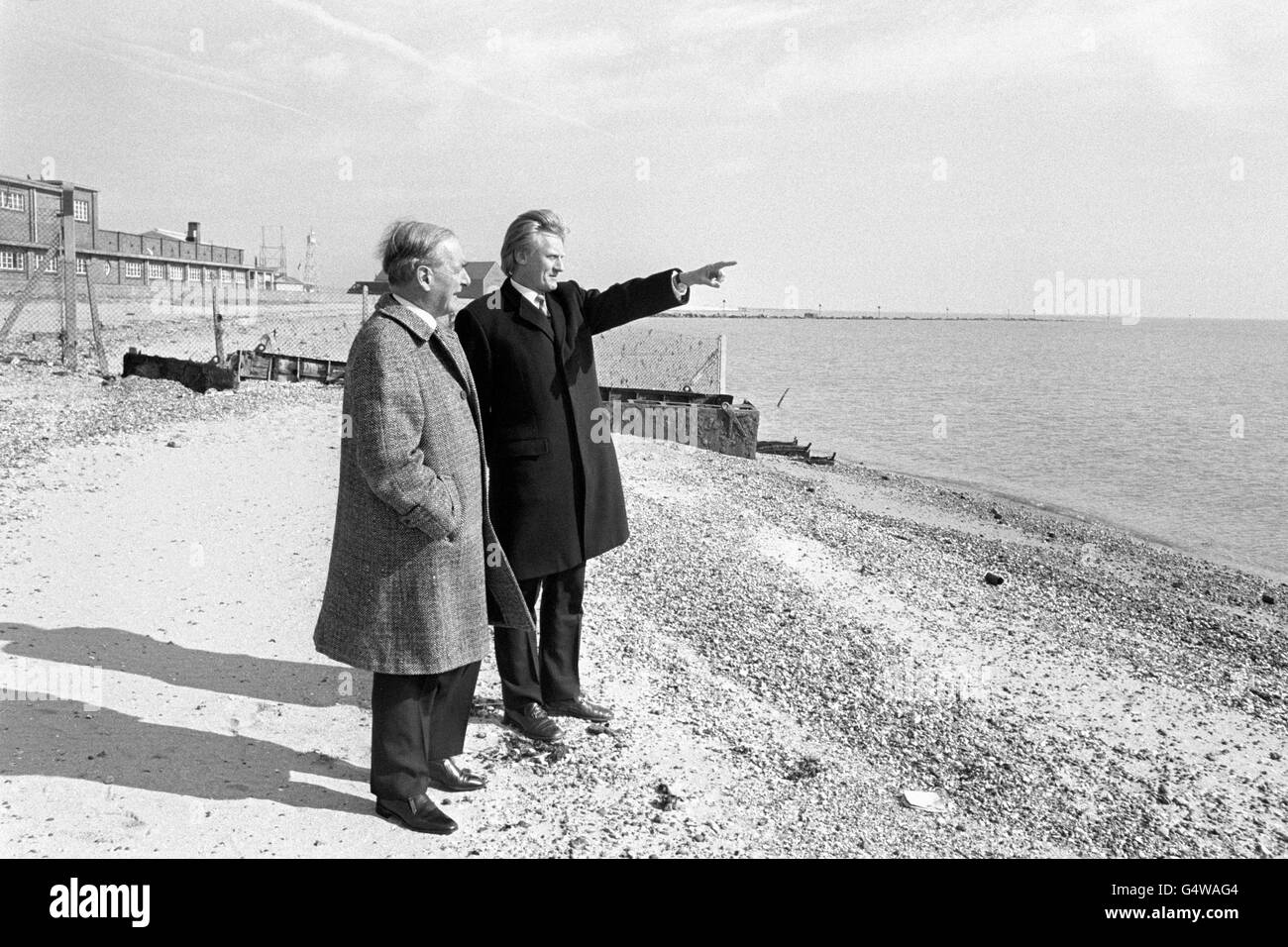 Michael Noble, ministre du Commerce (à gauche), et Michael Heseltine, sous-secrétaire d'État parlementaire du ministère de l'Environnement, regardent l'estran lors d'une visite à Maplin Sands, île Foulness, l'un des trois sites possibles pour le troisième aéroport de Londres. Banque D'Images