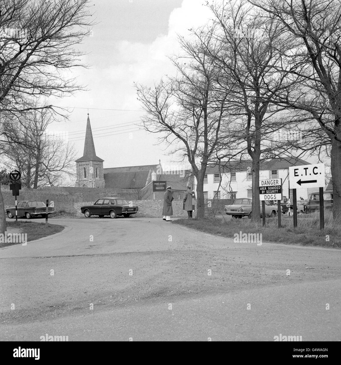 Village de Churchend, avec son église de Sainte Marie la Vierge et la maison publique George et Dragon à côté, sur l'île Foulness, Essex. Foulness a été présenté comme une alternative possible à Stansted comme site pour le troisième aéroport de Londres. Banque D'Images