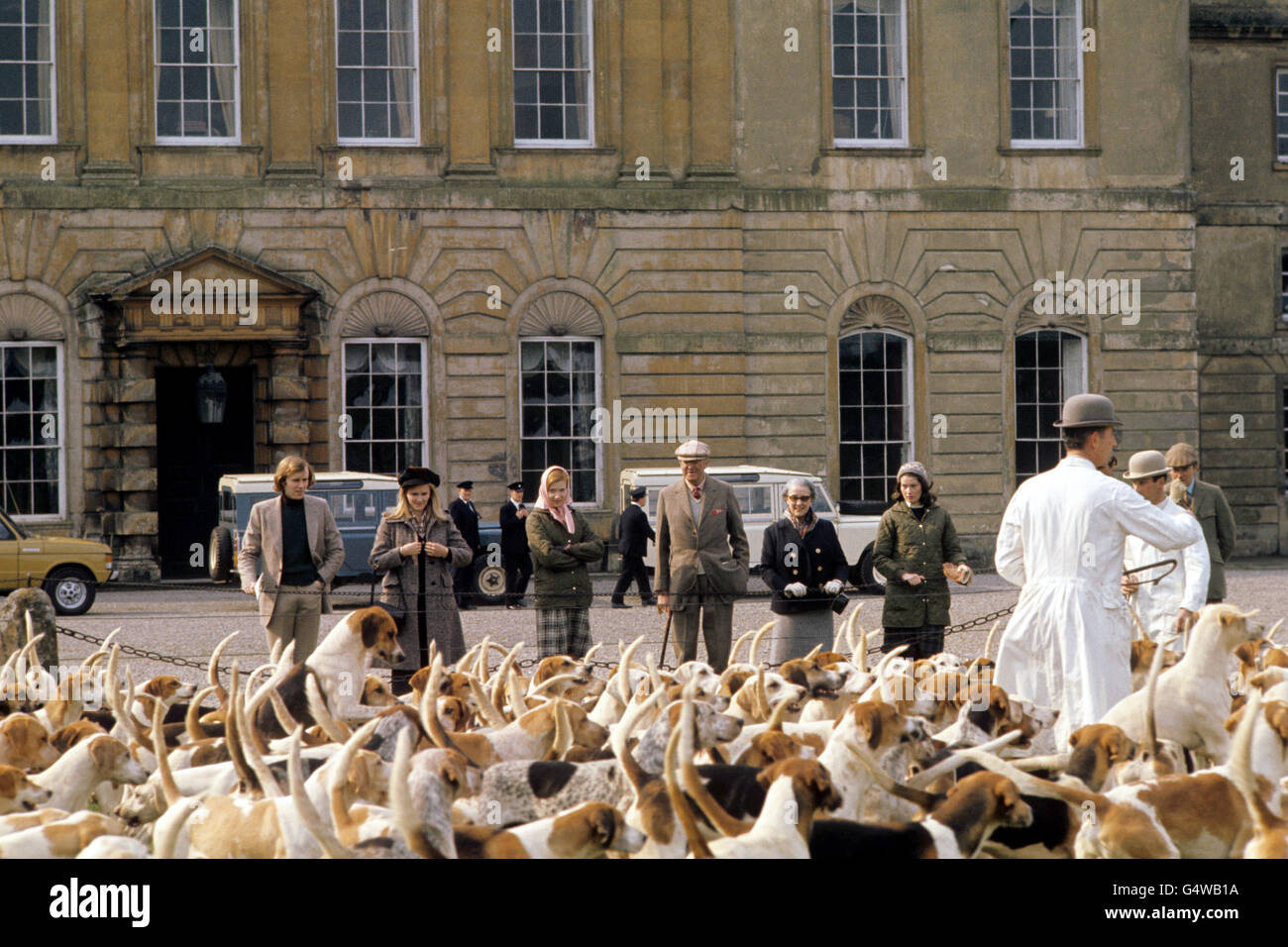 Le duc et la duchesse de Beaufort et les invités avec le Beaufort hounds à l'extérieur de Badminton House, Gloucestershire Banque D'Images Le duc et la duchesse de Beaufort et les invités avec le Beaufort hounds à l'extérieur de Badminton House, Gloucestershire Banque D'Images