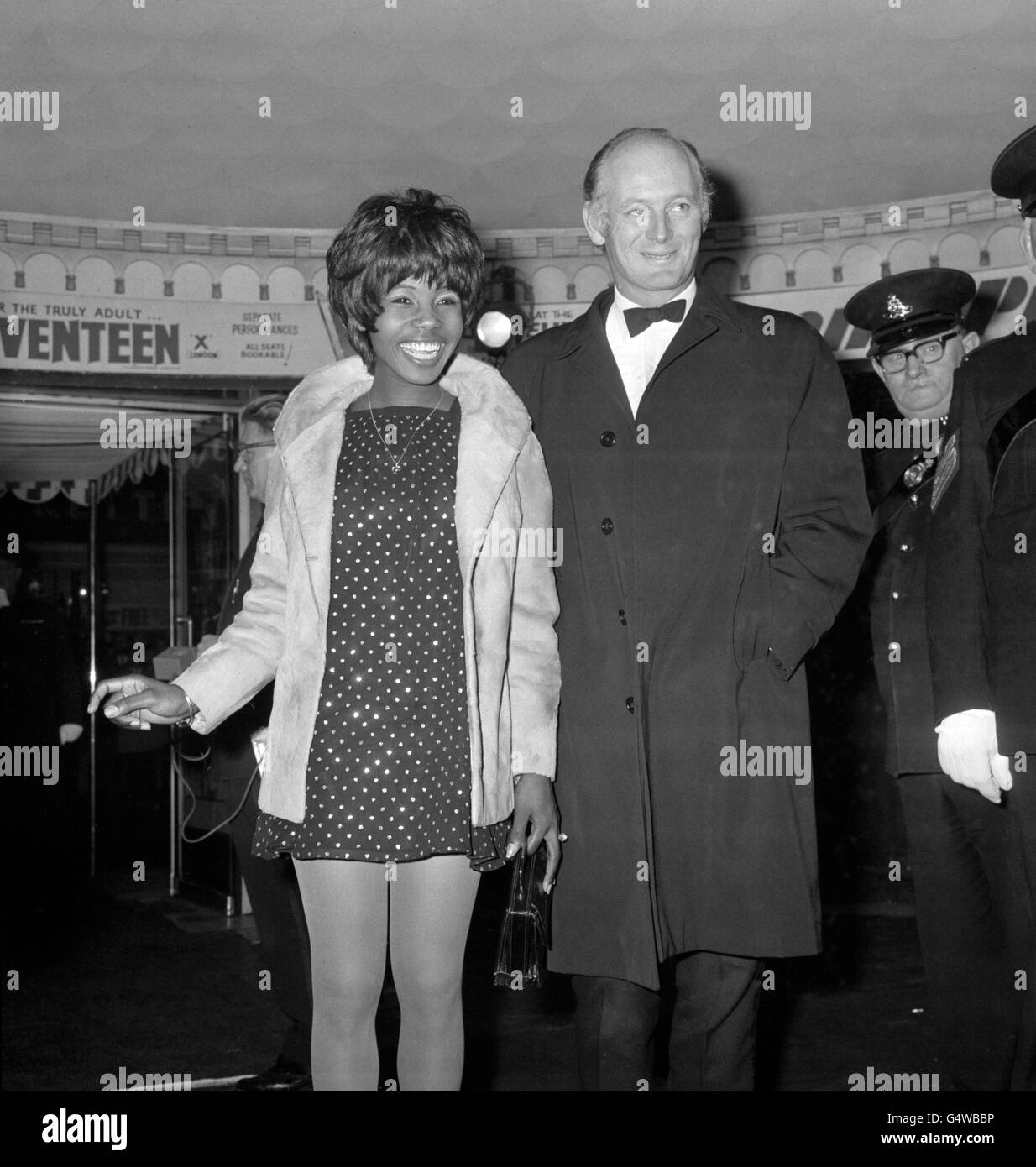 Lord Montagu de Beaulieu arrivant avec la chanteuse pop Millie au Casino Cinerama Theatre, Old Compton Street, Londres, pour la première mondiale de « Custer of the West » Banque D'Images