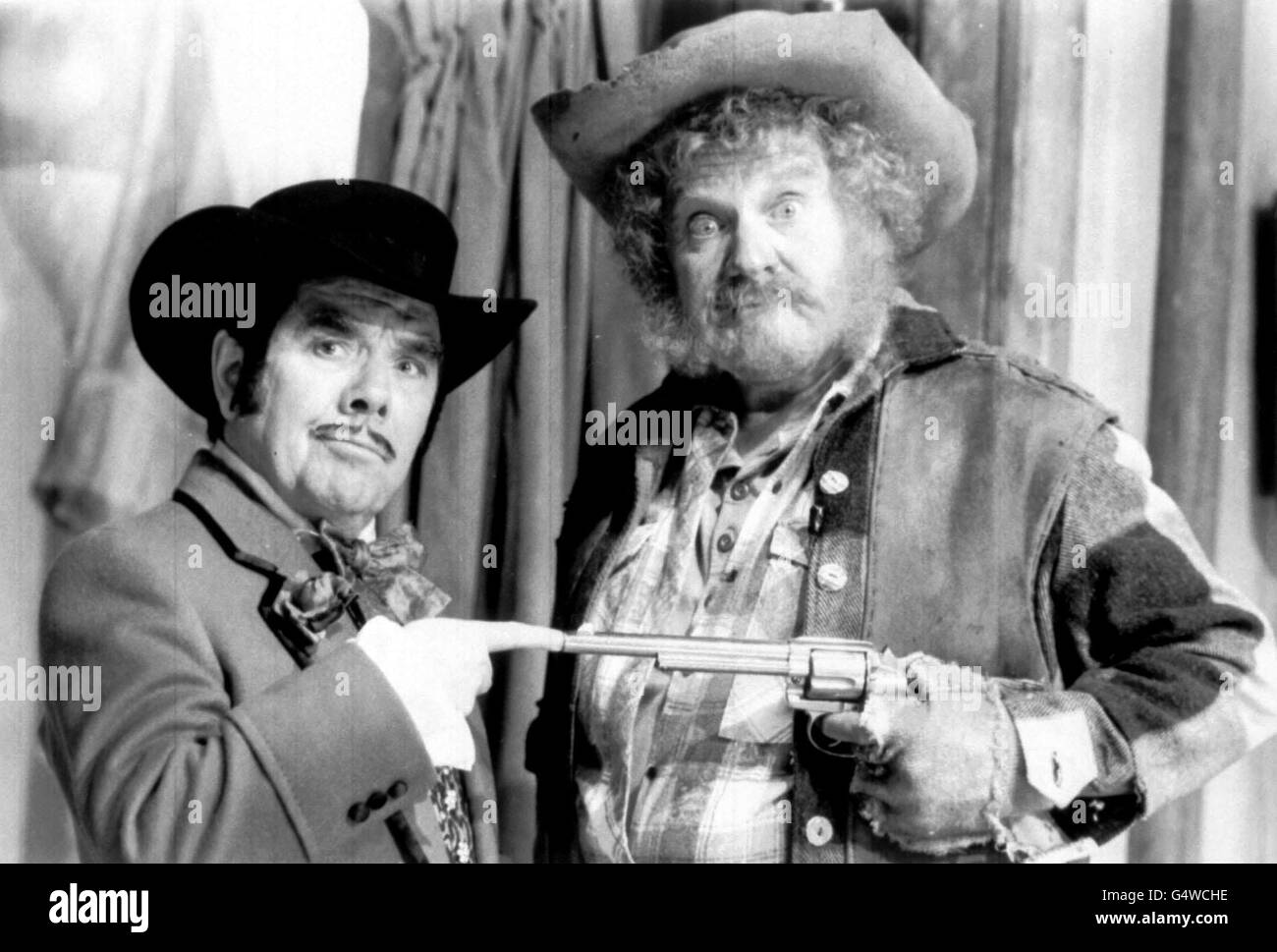 Les deux Ronnies, Ronnie Barker (à droite) et Ronnie Corbett dans un croquis de leur émission de Noël BBC 1, 'nuit de Noël avec les deux Ronnies'. * 18/12/1999 la paire a été décernée avec un prix de réalisation à vie, lors des British Comedy Awards, qui ont eu lieu à Londres. Une autre récompense a été décernée à Dame Edna everage, alias Barry Humphries. 15/02/04: Les deux Ronnies sont sur le point de revenir aux écrans de la nation après une absence de 17 ans, a confirmé la BBC. Barker, aujourd'hui 74 ans, et son partenaire comique Corbett, 73 ans, ont connu un énorme succès dans les années 1970 et 1980, attirant 17 millions de spectateurs à leur apogée. Après l'agrégation Banque D'Images Les deux Ronnies, Ronnie Barker (à droite) et Ronnie Corbett dans un croquis de leur émission de Noël BBC 1, 'nuit de Noël avec les deux Ronnies'. * 18/12/1999 la paire a été décernée avec un prix de réalisation à vie, lors des British Comedy Awards, qui ont eu lieu à Londres. Une autre récompense a été décernée à Dame Edna everage, alias Barry Humphries. 15/02/04: Les deux Ronnies sont sur le point de revenir aux écrans de la nation après une absence de 17 ans, a confirmé la BBC. Barker, aujourd'hui 74 ans, et son partenaire comique Corbett, 73 ans, ont connu un énorme succès dans les années 1970 et 1980, attirant 17 millions de spectateurs à leur apogée. Après l'agrégation Banque D'Images