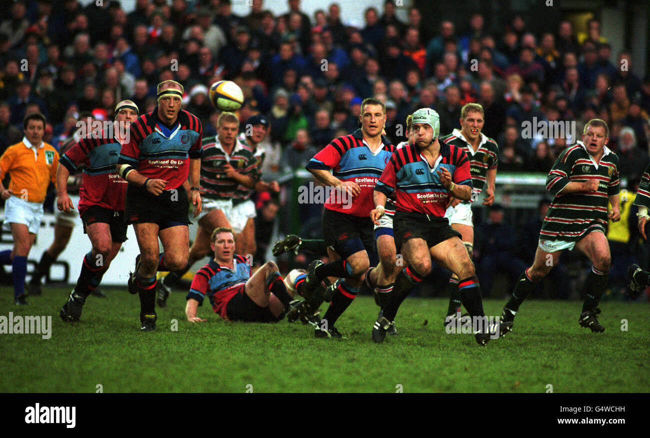 Rugby Union / Leicester / Glasgow 5.Les Glasgow ont traquer une balle lâche lors de leur affrontement avec les Leicester Tigers lors de la coupe d'Europe. Banque D'Images Rugby Union / Leicester / Glasgow 5.Les Glasgow ont traquer une balle lâche lors de leur affrontement avec les Leicester Tigers lors de la coupe d'Europe. Banque D'Images