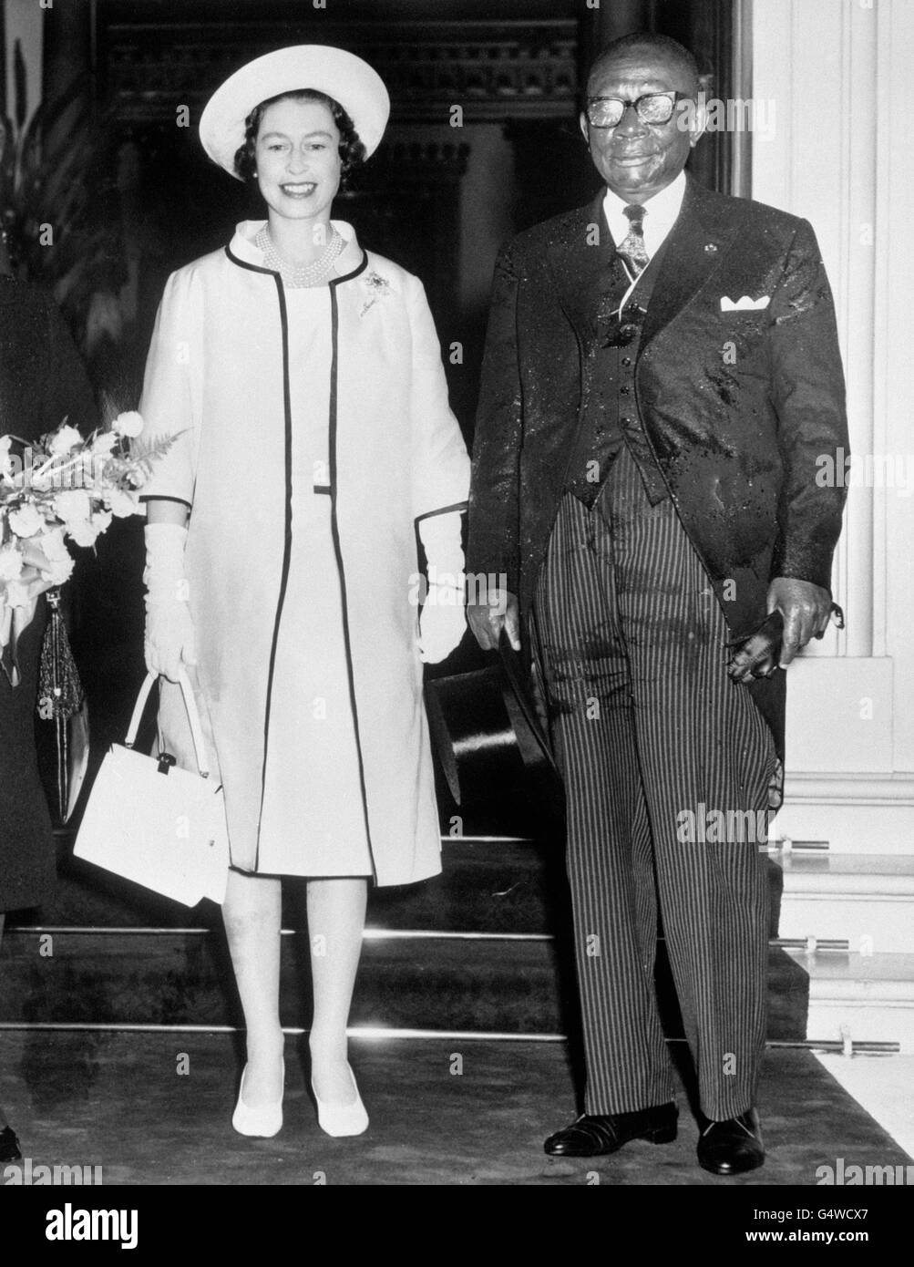 La reine Elizabeth II avec le président William Tubman du Libéria, qui effectue une visite d'État de trois jours au Royaume-Uni, au Palais de Buckingham, à Londres. Banque D'Images