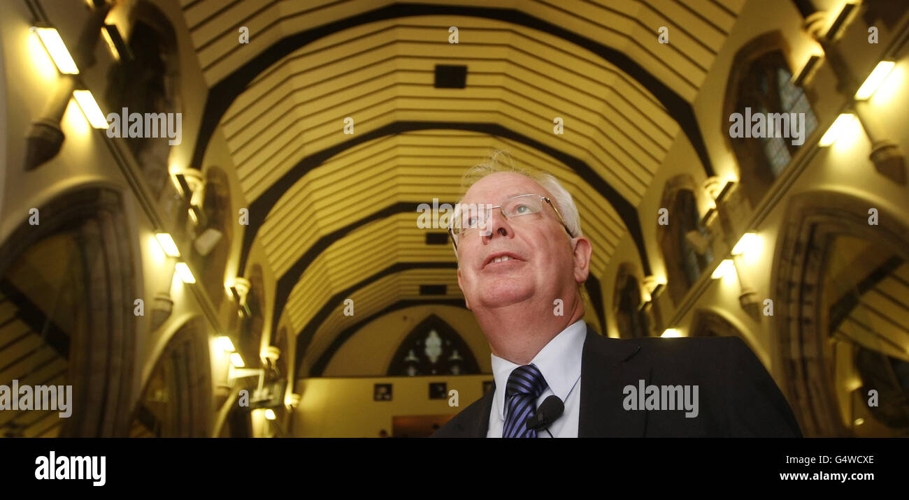 Monsieur l'avocat général de l'Écosse Lord Wallace donne une conférence publique sur l'avenir constitutionnel de l'Écosse à l'Université de Glasgow, en Écosse. Banque D'Images