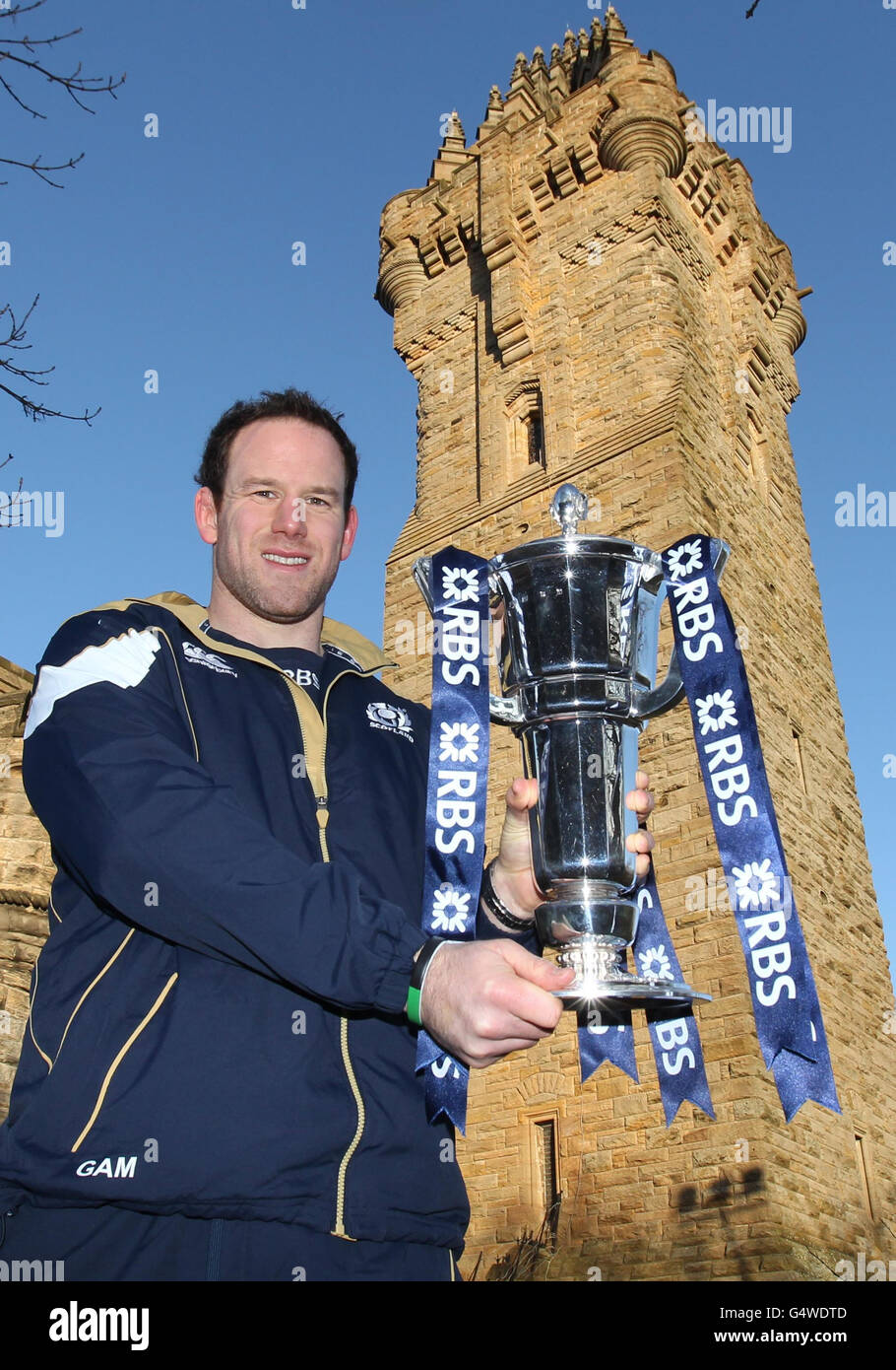 Graeme Morrison en Écosse avec le trophée du tournoi de rugby des six Nations lors de la séance photo au National Wallace Monument, à Stirling. Banque D'Images