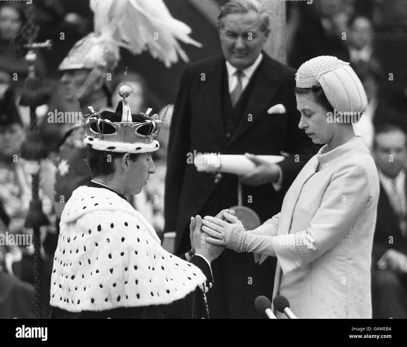 Le 1er juillet 1969 de l'investiture au château de Caernarvon du Prince de Galles par sa mère, la reine Elizabeth II de Grande-Bretagne La profondeur de la préoccupation du gouvernement dirigé par le Premier ministre Harold Wilson au sujet de la sécurité à l'investiture est révélée dans des documents secrets qui ont été rendus publics le samedi 1er janvier 1999 en vertu de la règle des 30 ans. Il y a eu cponcern que l'investiture, et la période d'étude du prince à Aberystwyth serait perturbée par les extrémistes gallois. Voir la section sur l'investiture DES DOSSIERS de l'histoire des PA. Photo PA : disponible en noir et blanc uniquement. Banque D'Images