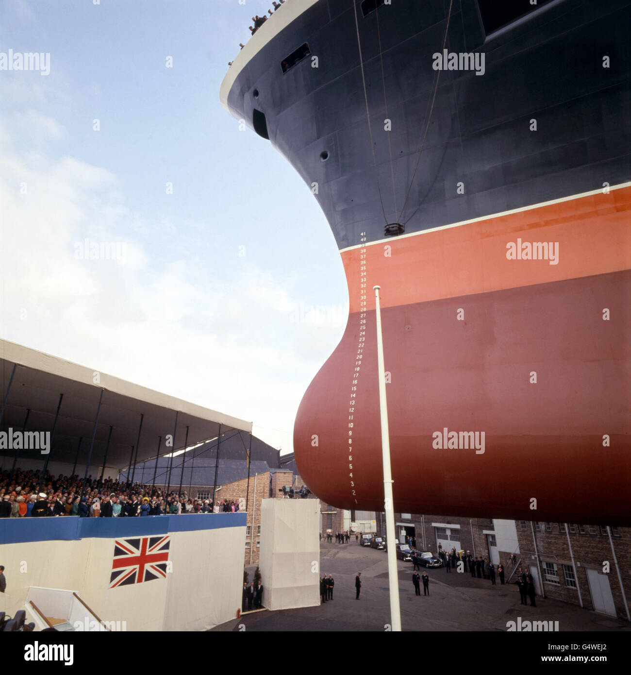 La Reine lance la nouvelle reine Cunard Elizabeth II à Les chantiers de John Brown sur Clydebank Banque D'Images