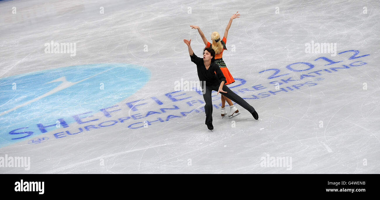 Alexandra Zvorigina et Maciej Bernadowski, de Pologne, en action lors de la ronde préliminaire de la compétition de danse libre sur glace lors des championnats européens de patinage artistique à l'arène Motorpoint, à Sheffield Banque D'Images